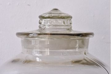 アンティーク雑貨　昭和レトロ　蓋のエンボスが印象的な蓋付きガラスビン・大(硝子瓶)