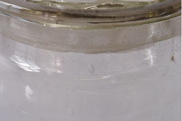 アンティーク雑貨　昭和レトロ　蓋のエンボスが印象的な蓋付きガラスビン・大(硝子瓶)