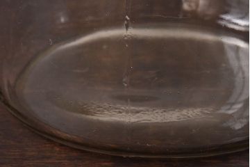 アンティーク雑貨　昭和レトロ　蓋のエンボスが印象的な蓋付きガラスビン・大(硝子瓶)