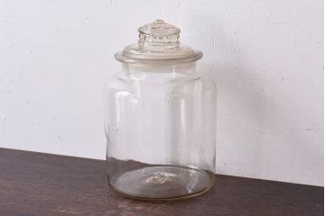 アンティーク雑貨　昭和レトロ　蓋のエンボスが印象的な蓋付きガラスビン・小(硝子瓶)