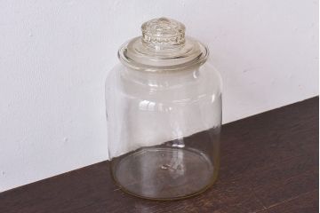 アンティーク雑貨　昭和レトロ　蓋のエンボスが印象的な蓋付きガラスビン・小(硝子瓶)