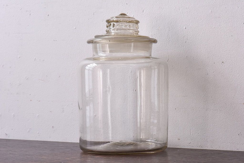 アンティーク雑貨　昭和レトロ　蓋のエンボスが印象的な蓋付きガラスビン・小(硝子瓶)