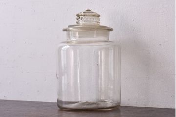 アンティーク雑貨　昭和レトロ　蓋のエンボスが印象的な蓋付きガラスビン・小(硝子瓶)