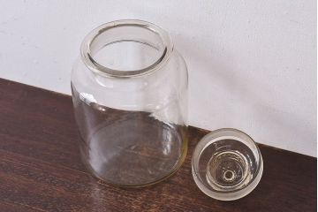 アンティーク雑貨　昭和レトロ　蓋のエンボスが印象的な蓋付きガラスビン・小(硝子瓶)
