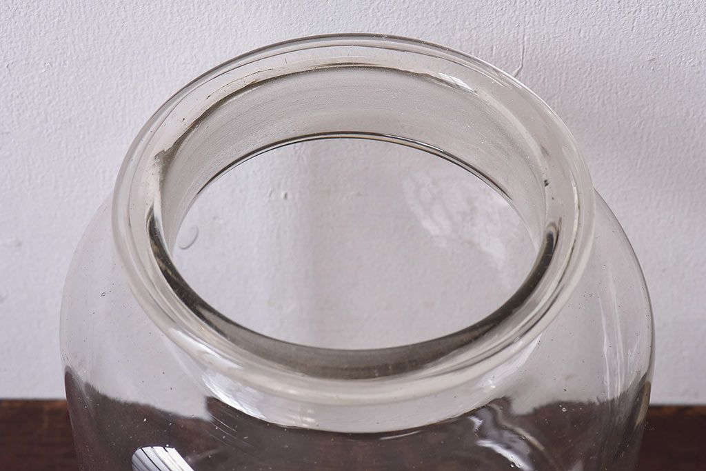 アンティーク雑貨　昭和レトロ　蓋のエンボスが印象的な蓋付きガラスビン・小(硝子瓶)