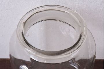 アンティーク雑貨　昭和レトロ　蓋のエンボスが印象的な蓋付きガラスビン・小(硝子瓶)