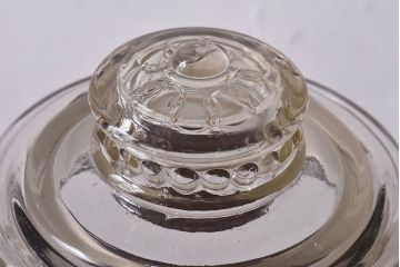 アンティーク雑貨　昭和レトロ　蓋のエンボスが印象的な蓋付きガラスビン・小(硝子瓶)
