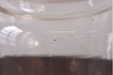 アンティーク雑貨　昭和レトロ　蓋のエンボスが印象的な蓋付きガラスビン・小(硝子瓶)