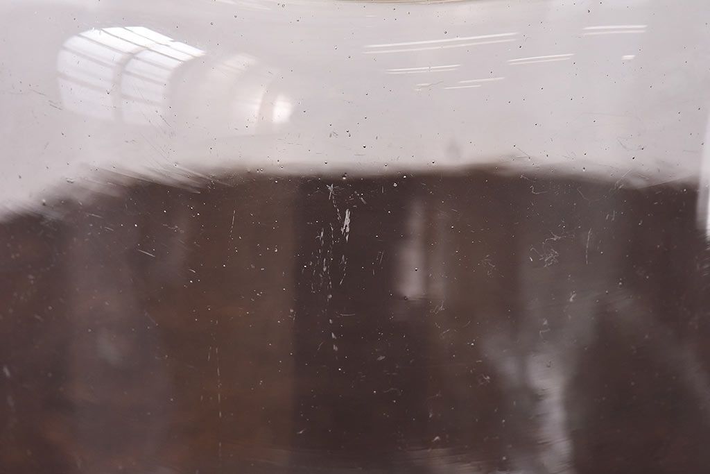 アンティーク雑貨　昭和レトロ　蓋のエンボスが印象的な蓋付きガラスビン・小(硝子瓶)