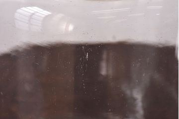 アンティーク雑貨　昭和レトロ　蓋のエンボスが印象的な蓋付きガラスビン・小(硝子瓶)