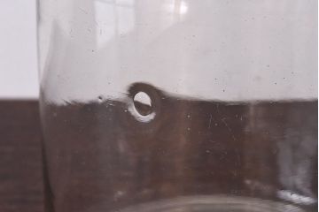 アンティーク雑貨　昭和レトロ　蓋のエンボスが印象的な蓋付きガラスビン・小(硝子瓶)