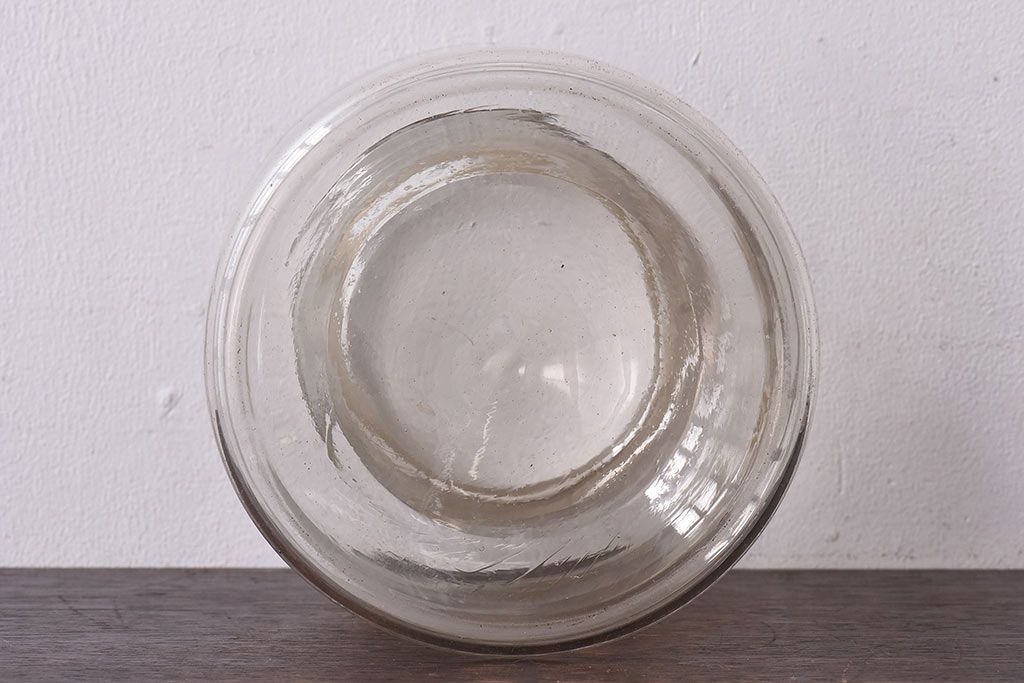 アンティーク雑貨　昭和レトロ　蓋のエンボスが印象的な蓋付きガラスビン・小(硝子瓶)