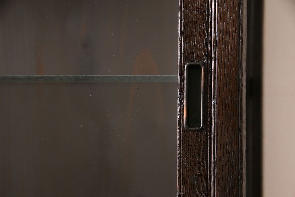 アンティーク家具　大正ロマン　栗材の渋い色合いが魅力的な薄型ガラスケース(飾り棚、ディスプレイラック、収納棚)