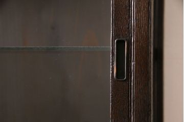 アンティーク家具　大正ロマン　栗材の渋い色合いが魅力的な薄型ガラスケース(飾り棚、ディスプレイラック、収納棚)