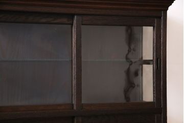 アンティーク家具　大正ロマン　栗材の渋い色合いが魅力的な薄型ガラスケース(飾り棚、ディスプレイラック、収納棚)