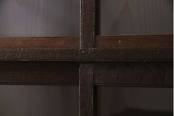 アンティーク家具　大正ロマン　栗材の渋い色合いが魅力的な薄型ガラスケース(飾り棚、ディスプレイラック、収納棚)