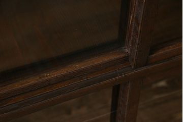 アンティーク家具　大正ロマン　栗材の渋い色合いが魅力的な薄型ガラスケース(飾り棚、ディスプレイラック、収納棚)