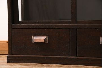 アンティーク家具　大正ロマン　栗材の渋い色合いが魅力的な薄型ガラスケース(飾り棚、ディスプレイラック、収納棚)