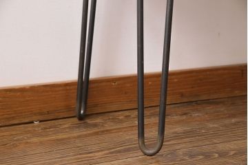 アンティーク雑貨　リメイク　U字の脚が特徴的な古材を使った鉄脚テーブル(サイドテーブル、飾り台)