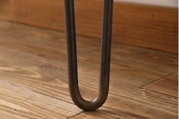 アンティーク雑貨　リメイク　U字の脚が特徴的な古材を使った鉄脚テーブル(サイドテーブル、飾り台)