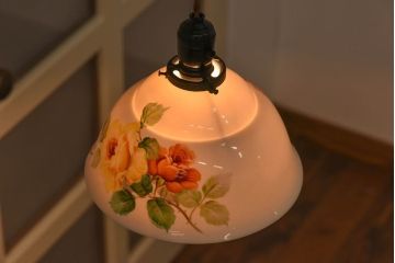オールドノリタケ・則武(日陶)　ローズ(薔薇)　鮮やかな絵柄が目を引く電笠(天井照明、シェード)