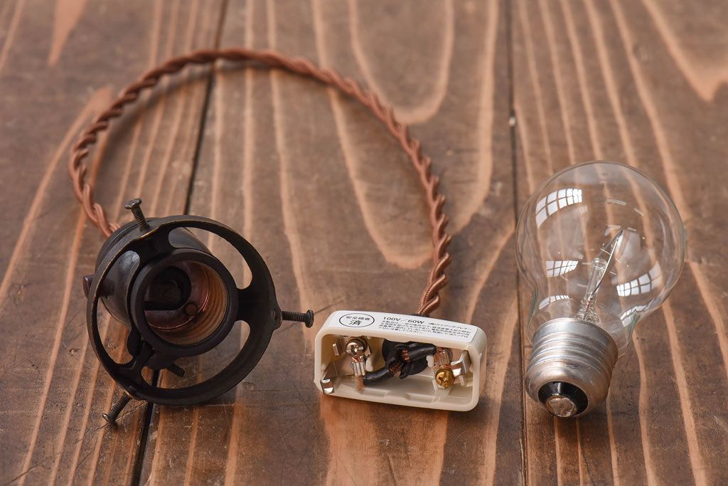 オールドノリタケ・則武(日陶)　ローズ(薔薇)　鮮やかな絵柄が目を引く電笠(天井照明、シェード)