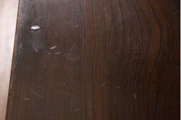 ヴィンテージ家具　ERCOL(アーコール)　イギリスビンテージ　Old Colonial(オールドコロニアル)　ニレ材　気品と風格が漂うオープンブックケース(本棚、ブックシェルフ、食器棚)