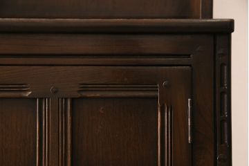 ヴィンテージ家具　ERCOL(アーコール)　イギリスビンテージ　Old Colonial(オールドコロニアル)　ニレ材　気品と風格が漂うオープンブックケース(本棚、ブックシェルフ、食器棚)