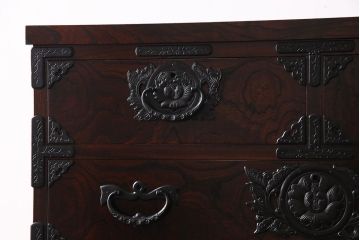 中古美品　岩谷堂箪笥　はやて1号　かくし付き　羽牡丹の金具が目を引く和タンス(整理箪笥、衣装箪笥、チェスト)(定価約42万円)
