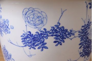 アンティーク雑貨　昭和初期　牡丹の図　脚付きのシルエットが目を引く植木鉢