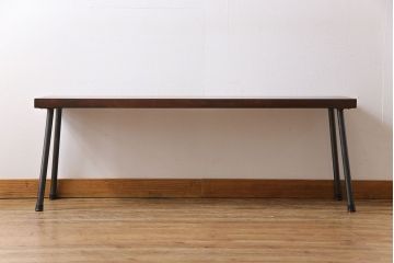 アンティーク家具　昭和中期　ヒノキ材一枚板使用　シンプルなデザインが使いやすい鉄脚ベンチ(板座チェア、椅子)