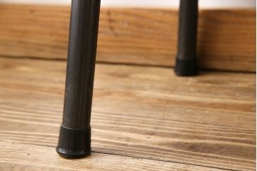 アンティーク家具　昭和中期　ヒノキ材一枚板使用　シンプルなデザインが使いやすい鉄脚ベンチ(板座チェア、椅子)