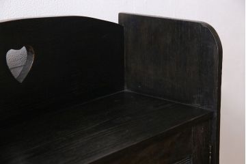 アンティーク家具　イギリスアンティーク　オーク材　ハートの彫りが愛らしい素朴な本箱(本棚、収納棚、飾り棚)