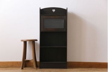 アンティーク家具　イギリスアンティーク　オーク材　ハートの彫りが愛らしい素朴な本箱(本棚、収納棚、飾り棚)