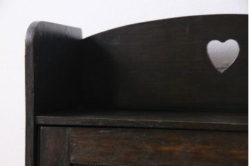 アンティーク家具　イギリスアンティーク　オーク材　ハートの彫りが愛らしい素朴な本箱(本棚、収納棚、飾り棚)