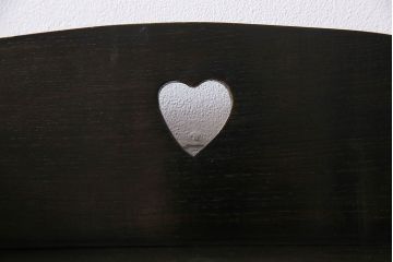 アンティーク家具　イギリスアンティーク　オーク材　ハートの彫りが愛らしい素朴な本箱(本棚、収納棚、飾り棚)