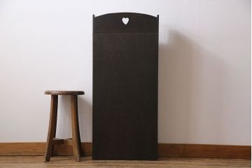 アンティーク家具　イギリスアンティーク　オーク材　ハートの彫りが愛らしい素朴な本箱(本棚、収納棚、飾り棚)