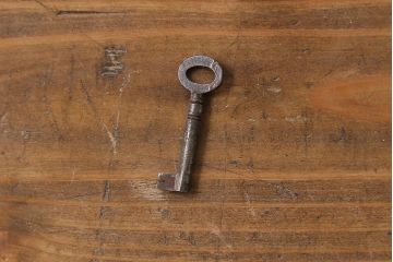 アンティーク家具　イギリスアンティーク　オーク材　ハートの彫りが愛らしい素朴な本箱(本棚、収納棚、飾り棚)