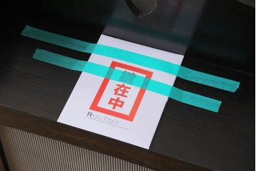 アンティーク家具　イギリスアンティーク　オーク材　ハートの彫りが愛らしい素朴な本箱(本棚、収納棚、飾り棚)