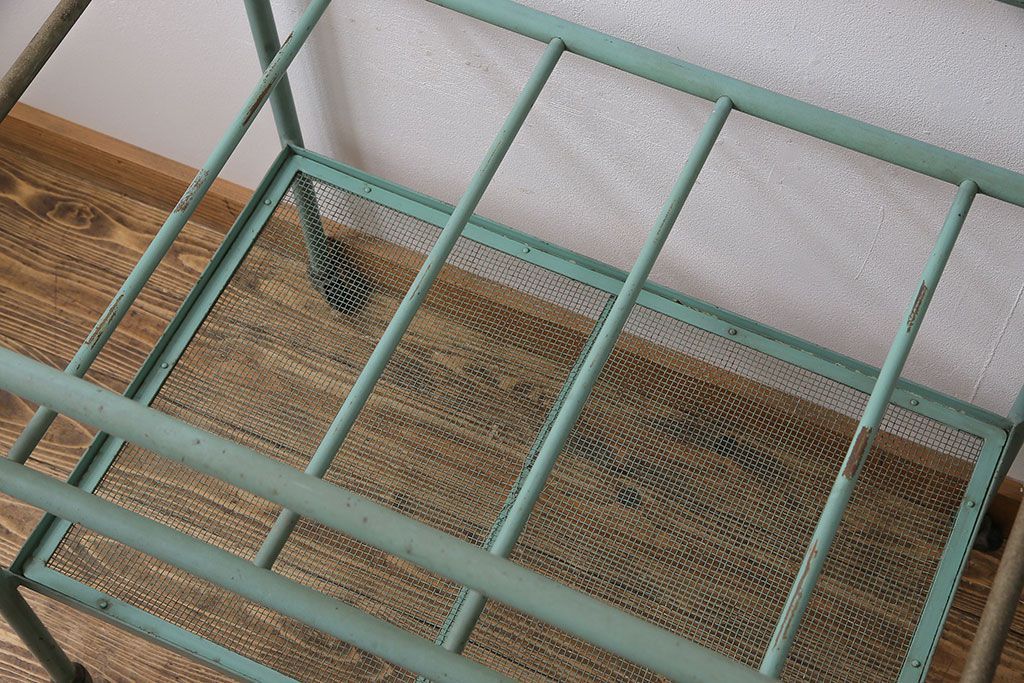 アンティーク雑貨　ヴィンテージ　カゴが取り外せるアイアン製キャスター付きワゴン(サイドワゴン、花台、ビンテージ)