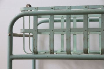 アンティーク雑貨　ヴィンテージ　カゴが取り外せるアイアン製キャスター付きワゴン(サイドワゴン、花台、ビンテージ)