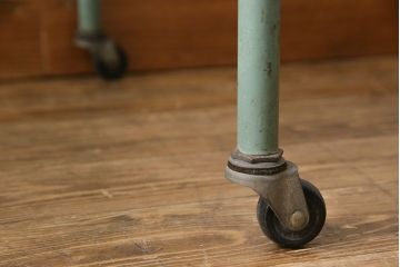 アンティーク雑貨　ヴィンテージ　カゴが取り外せるアイアン製キャスター付きワゴン(サイドワゴン、花台、ビンテージ)