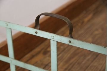 アンティーク雑貨　ヴィンテージ　カゴが取り外せるアイアン製キャスター付きワゴン(サイドワゴン、花台、ビンテージ)