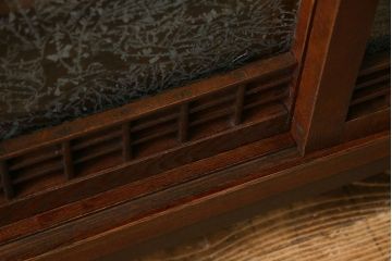 アンティーク家具　大正ロマン　引き戸の桟が和の雰囲気を醸し出すリメイクサイドボード(戸棚、収納棚)