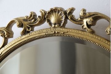 アンティーク雑貨　イギリスビンテージ　気品漂うデザインの丸型ウォールミラー(鏡)