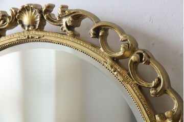アンティーク雑貨　イギリスビンテージ　気品漂うデザインの丸型ウォールミラー(鏡)