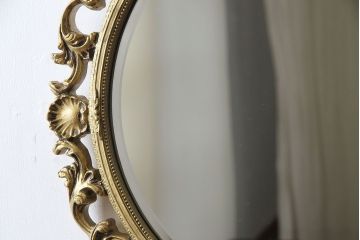 アンティーク雑貨　イギリスビンテージ　気品漂うデザインの丸型ウォールミラー(鏡)