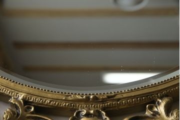 アンティーク雑貨　イギリスビンテージ　気品漂うデザインの丸型ウォールミラー(鏡)