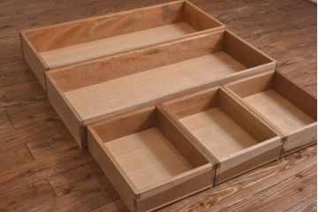 中古　伝統工芸軽井沢彫り　明るい色合いが珍しい重ねタンス(衣装箪笥、チェスト)