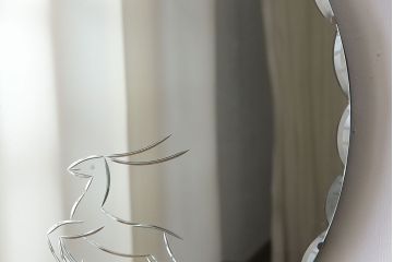アンティーク雑貨　海外ビンテージ　動物モチーフのカットが愛らしいウォールミラー(鏡)